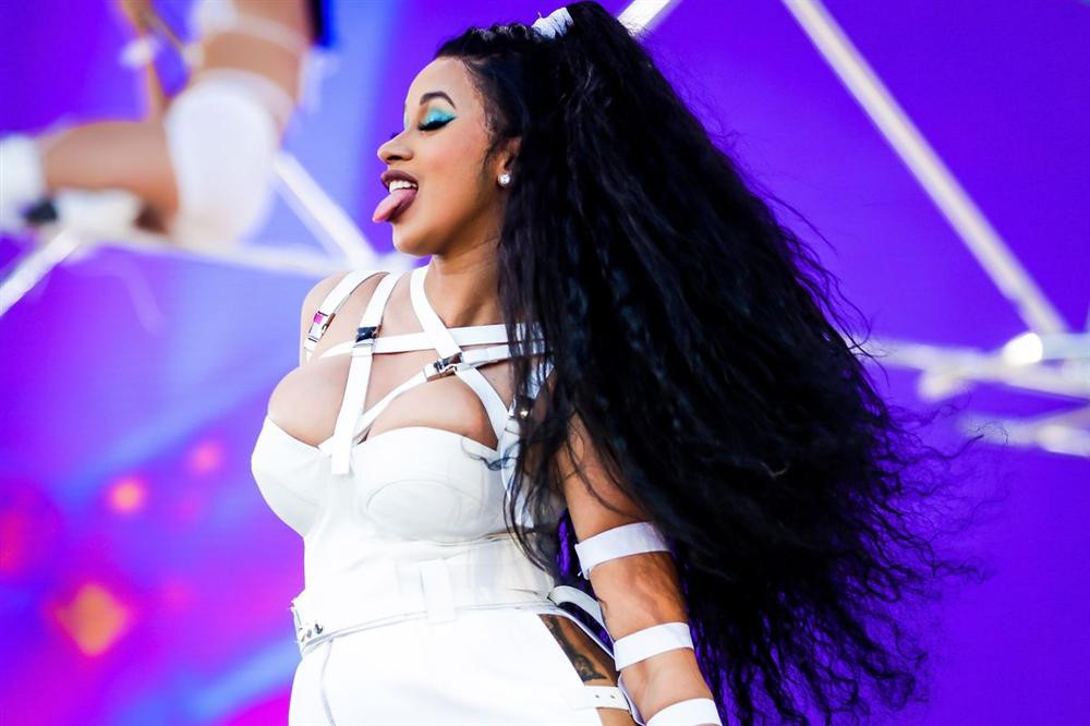 Thời trang khác người của rapper Cardi B khiến fans "đau mắt" | Báo Tri thức và Cuộc sống - TIN TỨC PHỔ BIẾN KIẾN THỨC 24H