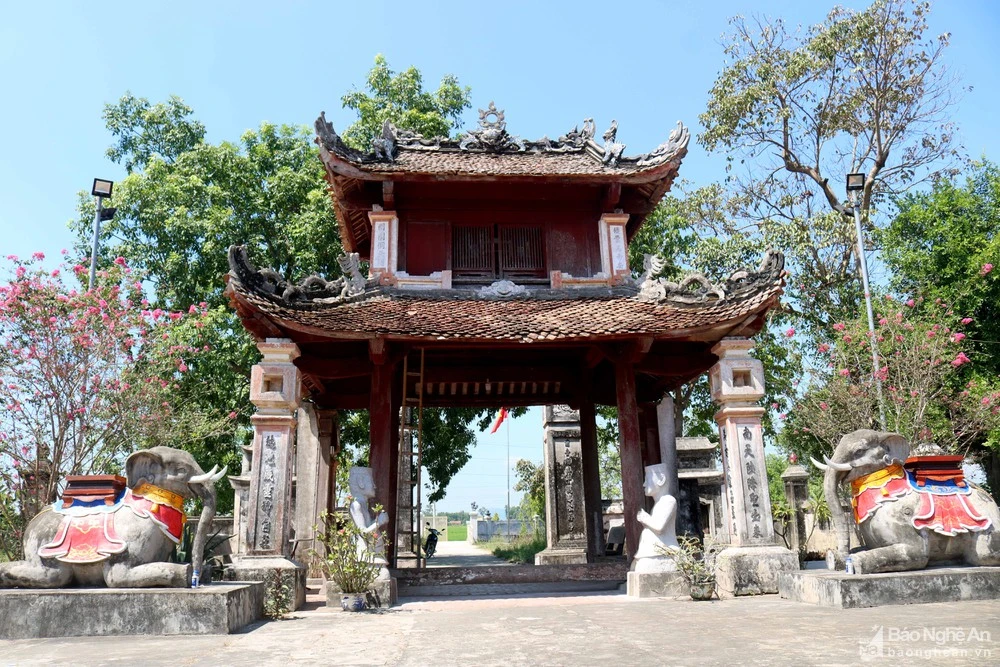 Vẻ đẹp độc lạ của ngôi đền cổ hàng trăm năm tuổi ở Nghệ An