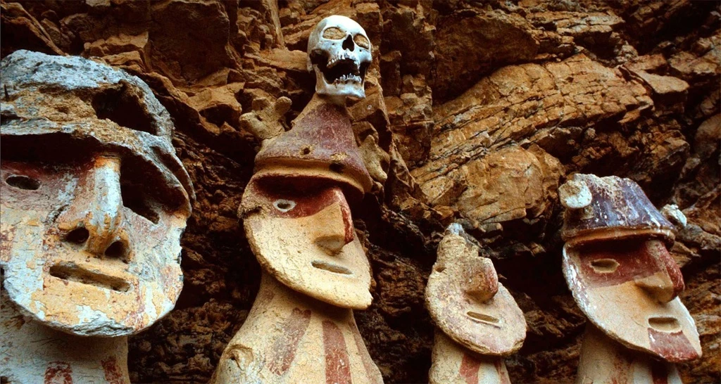 Peru: Bí ẩn quan tài hình nhân trên vách đá dựng đứng 