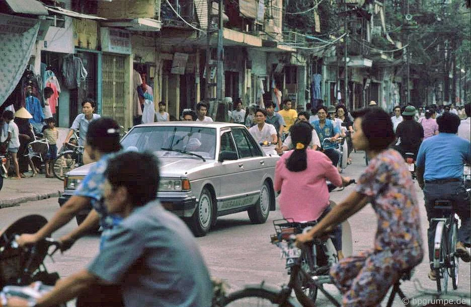 Hình ảnh cực sinh động về giao thông Hà Nội đầu thập niên 1990