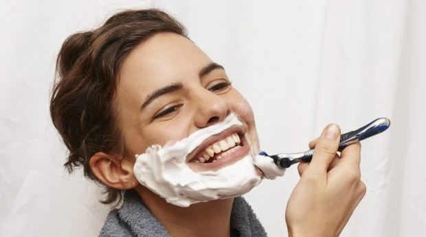 Phụ nữ cạo râu mỗi ngày, xu hướng làm đẹp gây sốt ở Mỹ