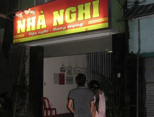 Tin nóng ngày 10/8: Đội trưởng QLTT hẹn vợ người khác vào nhà nghỉ