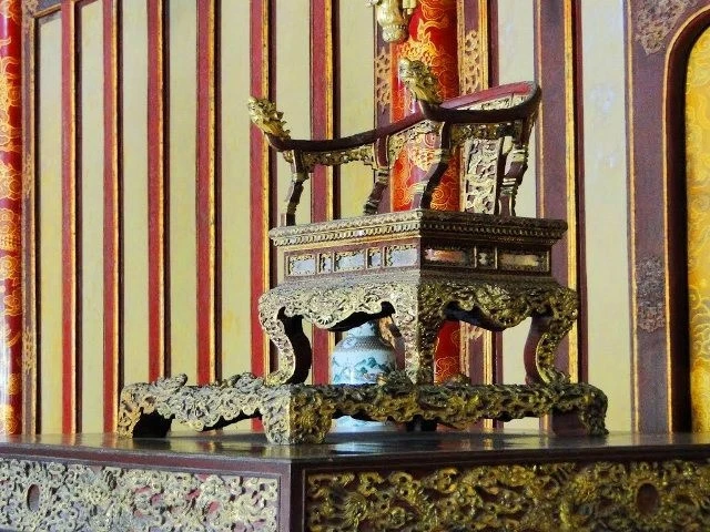Sự thực ngai của triều Nguyễn làm bằng vàng ròng? 