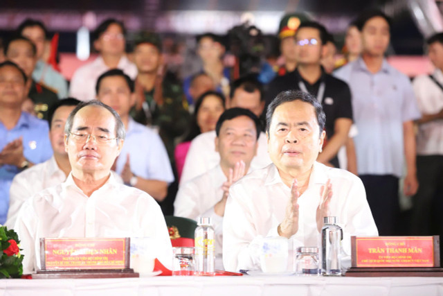 Chủ tịch Quốc hội Trần Thanh Mẫn dự chương trình cầu truyền hình chính luận nghệ thuật “Dưới cờ vinh quang”. 1.jpg