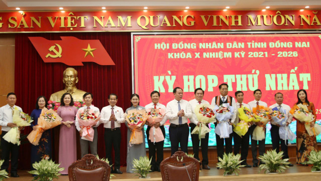 Lãnh đạo Tỉnh uỷ, UBND tỉnh Đồng Nai tặng hoa chúc mừng Chủ tịch HĐND, Phó Chủ tịch HĐND và các lãnh đạo Văn phòng, phòng ban của HĐND tỉnh Đồng Nai. Ảnh: VŨ HỘI. tinh-dong-nai-3570-6559jpg.jpg