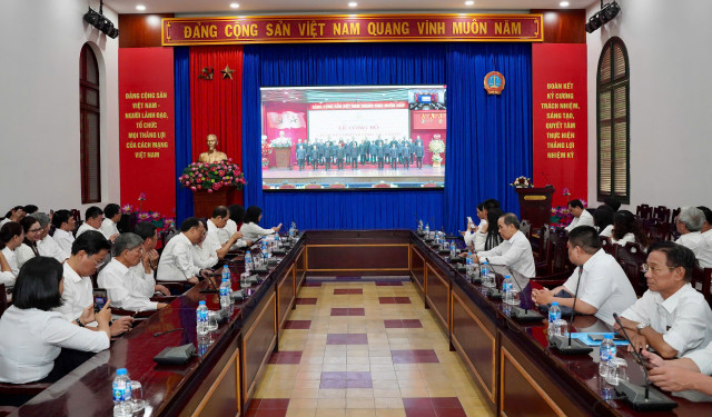 Lễ công bố các Quyết định của Chánh án TAND Tối cao về công tác cán bộ được tổ chức hình thức tập trung và trực tuyến đến các tòa án. Ảnh: THUẬN VĂN trao-quyet-dinh-3-chanh-toa-toa-phuc-tham-tand-toi-cao-va-26-chanh-an-tinh-thanh-pho-sau-sap-nhap-1-9870-9171jpg.jpg