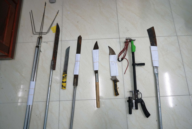 Một số hung khí bị thu giữ. Ảnh: Công an Lâm Đồng 4.jpg