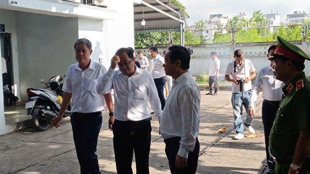 Chủ tịch UBND TP HCM và đoàn công tác trực tiếp đến hiện trường. 1.jpg