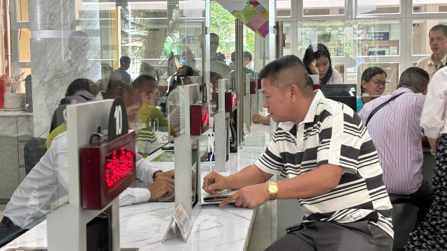 Từ sáng sớm, tại trung tâm phục vụ hành chính công phường Sài Gòn, cán bộ nhân viên đã túc trực từ sớm, hỗ trợ người dân trong công tác làm thủ tục hồ sơ, giấy tờ. 1-2.jpg