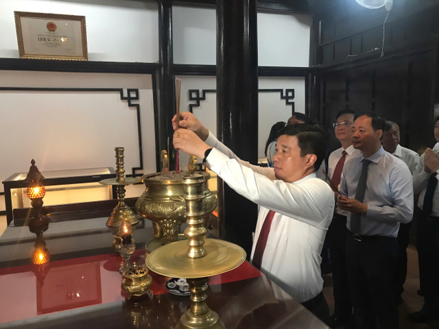 Đoàn công tác của Tỉnh ủy Lâm Đồng nghe giới thiệu về lịch sử Trường Dục Thanh trong chuyến thăm sáng 25/7. Ảnh: Bảo Giang 8.jpg