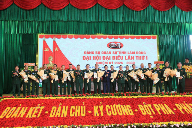 Đại hội tặng hoa tri ân các đồng chí nguyên lãnh đạo Bộ Chỉ huy Quân sự tỉnh và Bộ Chỉ huy Bộ đội Biên phòng tỉnh Lâm Đồng, nhiệm kỳ 2020–2025. Ảnh: N.H 2.jpg