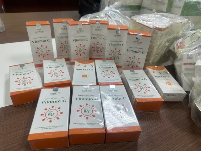 Sản phẩm kem chống nắng của Công ty TNHH Sản xuất và Thương mại Athena Việt Nam. Ảnh: CAPT phu-tho-triet-pha-co-so-san-xuat-hang-nghin-san-pham-my-pham-gia-9470-1000jpg.jpg