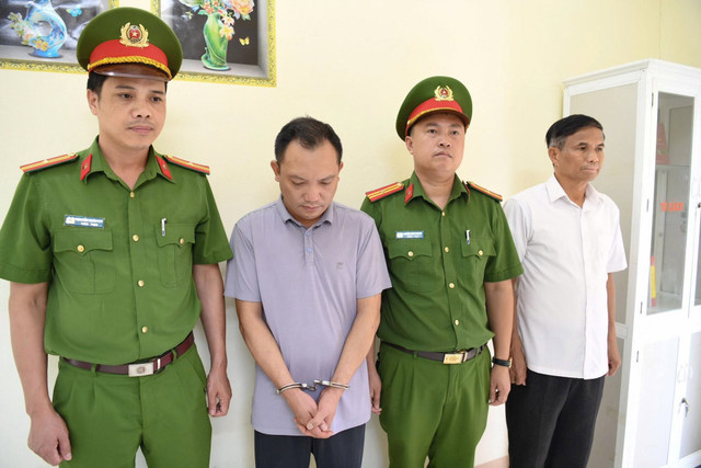 Công an khởi tố Đường Văn Thiết. Ảnh: CAPT phu-tho-triet-pha-co-so-san-xuat-hang-nghin-san-pham-my-pham-gia-3853-2805jpg.jpg