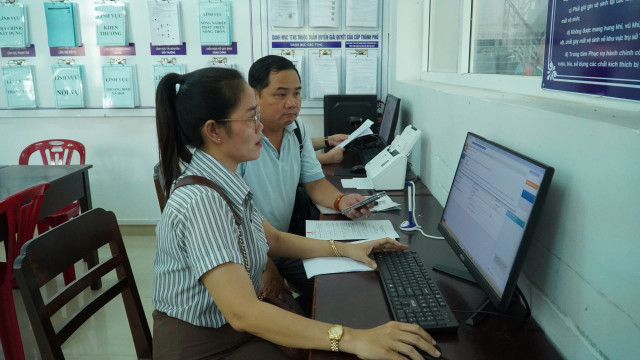 Người dân tham gia trải nghiệm hài lòng với việc tiếp nhận và xử lý hồ sơ nhanh chóng. 1.jpg