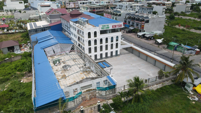 Dù chỉ có 250 m2 đất ở, chủ công trình đã xây dựng sai phép, xây dựng nhiều hạng mục trên đất trồng cây lâu năm. anh-kim-tan-1-23295016812406152574096.jpg