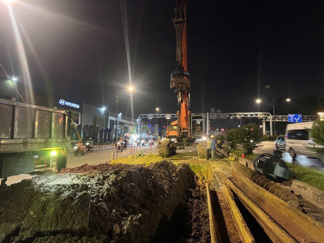 Các đơn vị thi công tuyến metro số 2 làm việc thận trọng trước hệ thống hạ tầng kỹ thuật ngầm chằng chịt. Các đơn vị thi công tuyến metro số 2 làm việc thận trọng trước hệ thống hạ tầng kỹ thuật ngầm chằng chịt.