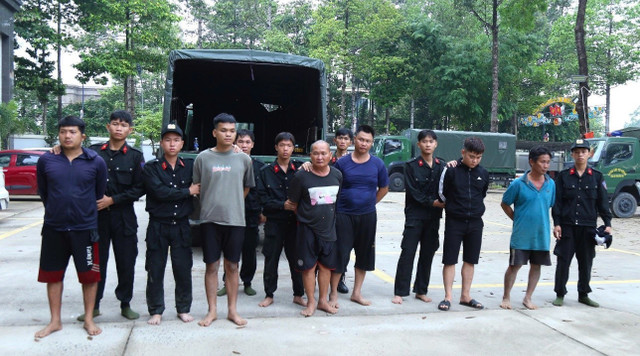 Các đối tượng Hồ Ngọc Đức, Lê Văn Lợi, Trần Văn Chung, Trương Văn Lợi, Phan Văn Bớt (từ trái sang phải). Ảnh: Công an Đồng Nai 2025-06-2908-01-17.jpg