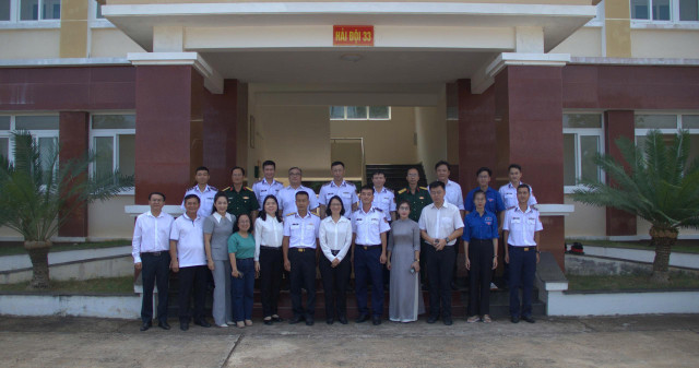 Đồng chí Trần Thị Diệu Thúy, Phó Chủ tịch UBND TP.HCM thăm tặng quà tại đặc khu Côn Đảo. 5.jpg