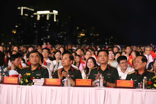 Các đại biểu tham dự chương trình. 2.jpg