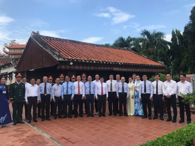 Lãnh đạo tỉnh Lâm Đồng chụp ảnh lưu niệm tại không gian lịch sử Trường Dục Thanh trong chuyến công tác tại điểm cầu Bình Thuận. Ảnh: Bảo Giang 16.jpg