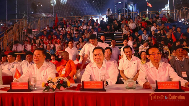 Ủy viên Bộ Chính trị, Chủ tịch Quốc hội Trần Thanh Mẫn dự chương trình "Thời cơ vàng" tại điểm cầu TP HCM. kto-br_thoi-co-vang-1.jpg