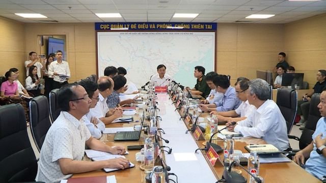Ông Nguyễn Hoàng Hiệp – Thứ trưởng Bộ Nông nghiệp và Môi trường chủ trì cuộc họp khẩn ứng phó siêu bão Ragasa. nnmt.jpg