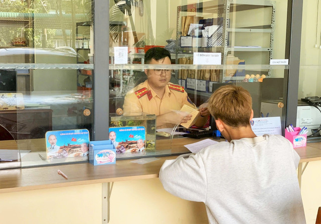 CSGT Lâm Đồng lập biên bản xử phạt tài xế H. vì hành vi vượt xe sai quy định trên Quốc lộ 20. Ảnh: Công an Lâm Đồng c2.jpg