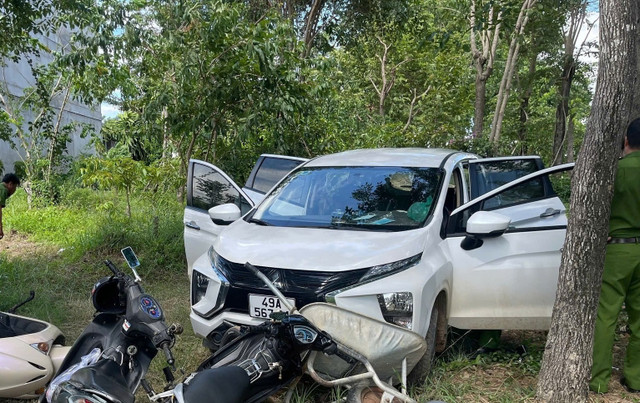 Chiếc ô tô nhóm đối tượng sử dụng để cố thủ khi bị Công an kiểm tra tại xã Hàm Thuận Bắc. Ảnh: Công an Lâm Đồng 536561666-122204664932094564-8430801075283246755-n.jpg