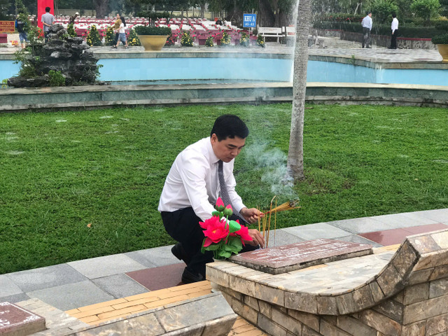 Phó Bí thư Thường trực Tỉnh ủy Nguyễn Hoài Anh tri ân sâu sắc đối với những liệt sĩ hy sinh vì Tổ quốc. Ảnh: Bảo Giang 13.jpg