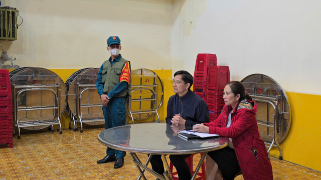 Ông Nguyễn Mậu Hà, Chủ tịch UBND phường Xuân Hương – Đà Lạt, cùng bà Nguyễn Thái Quỳnh Nga, Hiệu trưởng Trường Tiểu học Trưng Vương, tại cuộc họp đối thoại với phụ huynh chiều tối 18/9. ph1.jpg