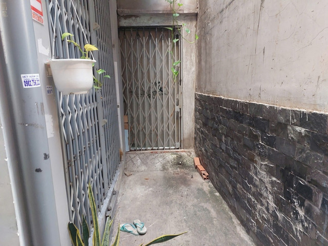 Bên trong con hẻm nơi đối tượng vứt bỏ vali chứa thi thể nạn nhân. tin-4-vali.jpg