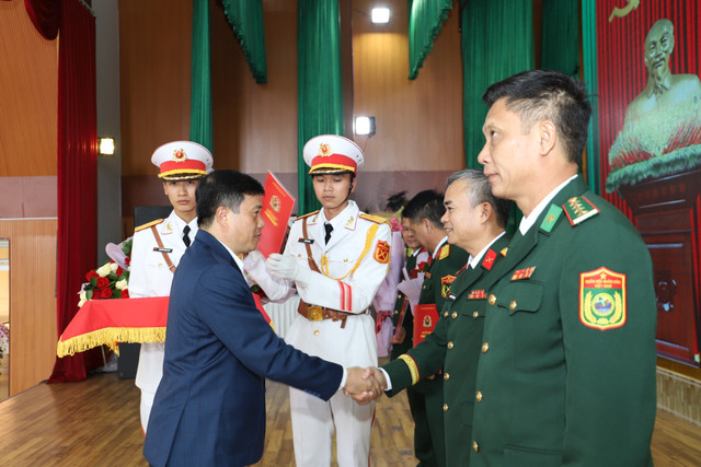 Đồng chí Y Thanh Hà Niê K' Đăm, Bí thư Tỉnh ủy trao quyết định của Tỉnh ủy chỉnh định các phó bí thư và Ban thường vụ Đảng ủy QS tỉnh. retouch-2025071415253360.jpg