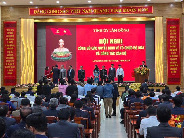 Quang cảnh kỳ họp sáng ngày 3/7. 4.jpg