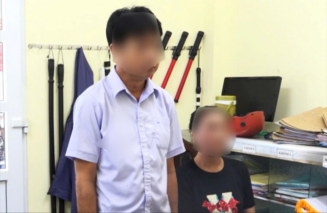 Võ Khắc Huy và Lâm Tiểu Thúy tại cơ quan công an (Ảnh: Công an Cà Mau) 2vc.jpg