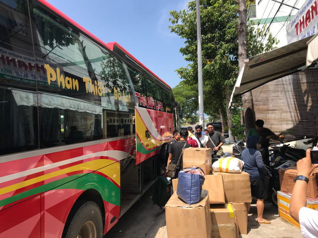 Khu vực văn phòng nhà xe đông đúc hành lý và phương tiện gửi theo chuyến xe. img-5319.jpg