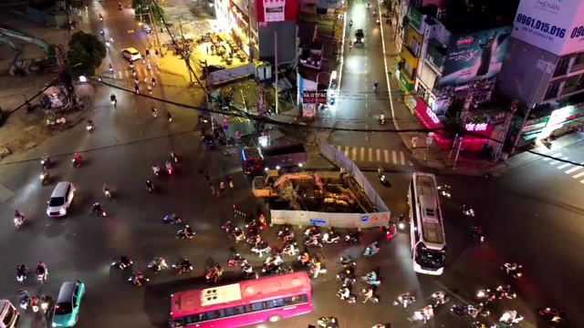 Dự án metro số 2 đoạn trước trụ sở Công an quận 3 cũ được thi công vào ban đêm nhằm hạn chế ảnh hưởng giao thông. Dự án metro số 2 đoạn trước trụ sở Công an quận 3 cũ được thi công vào ban đêm nhằm hạn chế ảnh hưởng giao thông.