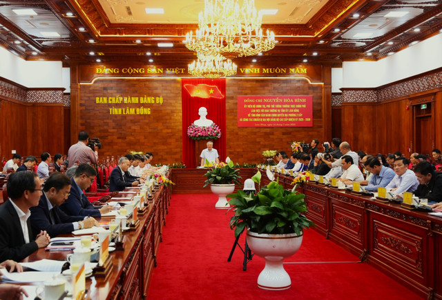 Phó Thủ tướng Thường trực Chính phủ Nguyễn Hòa Bình phát biểu chỉ đạo, đề nghị Lâm Đồng tiếp tục thúc đẩy phát triển kinh tế – xã hội, bảo đảm quốc phòng – an ninh. nxt4229-17524912126901237062877.jpg