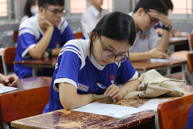 Các thí sinh tại Trường THPT Hàn Thuyên (quận Phú Nhuận) có mặt từ rất sớm. img-7439.jpg