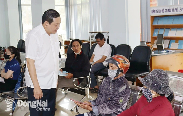 Phó giám đốc Sở Nông nghiệp và môi trường Đặng Minh Đức trao đổi với người dân làm thủ tục đất đai tại xã Cẩm Mỹ mới. Ảnh: Hoàng Lộc img-7438-20250626101135-20250626122454.jpg