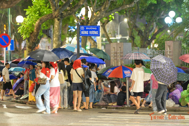 Theo ghi nhận của phóng viên Báo Tri thức và Cuộc sống, tối 31/8, dù trời Hà Nội có mưa và mới 22h30, nhiều người dân đã tập trung về các tuyến phố Hùng Vương – Trần Phú – Nguyễn Thái Học. Ai nấy đều mong có vị trí thuận lợi để chứng kiến khoảnh khắc thiêng liêng trong lễ diễu binh chào mừng Quốc khánh 2/9. kto-br_10.jpg