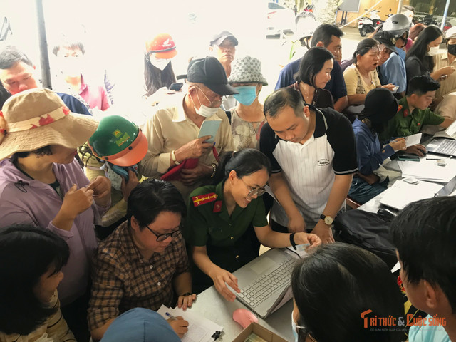 Người dân được cán bộ Công an phường hỗ trợ đối chiếu thông tin khi nhận quà tri ân. kto-br_img-6452.jpg