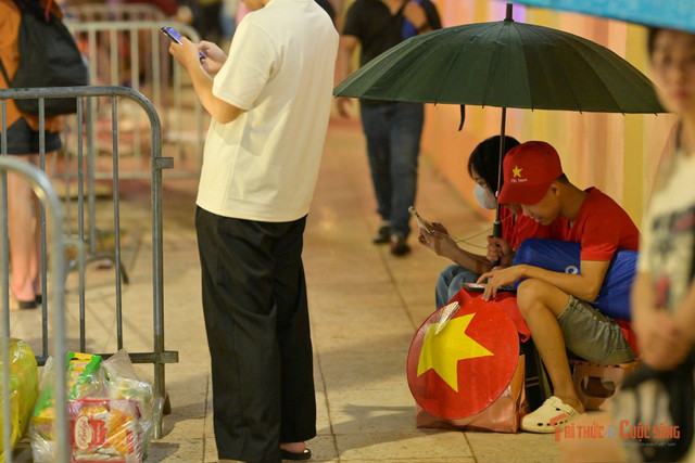 Nhiều gia đình mang theo ghế, áo mưa, chuẩn bị chờ qua đêm để có vị trí thuận lợi. kto-br_15.jpg