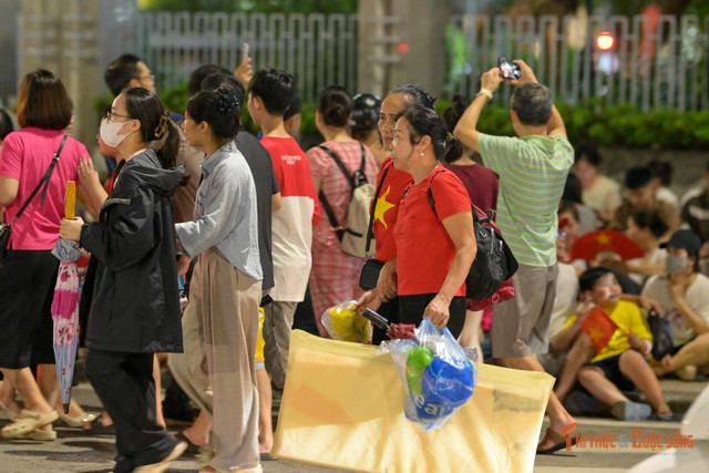 Những khuôn mặt rạng rỡ, ánh mắt háo hức của người dân Hà Nội trong đêm mưa đã góp phần làm nổi bật ý nghĩa thiêng liêng của Quốc khánh 2/9. Đây không chỉ là sự kiện chính trị quan trọng của đất nước, mà còn là ngày hội non sông, nơi mỗi người dân đều mong muốn góp mặt, được tận mắt chứng kiến bước đi hùng tráng của các lực lượng vũ trang trên đường phố Thủ đô. kto-br_18-3.jpg