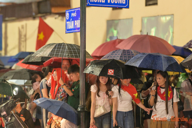 Toàn cảnh tuyến Hùng Vương – Trần Phú – Nguyễn Thái Học, dòng người đứng chờ, ô che mưa. kto-br_16.jpg