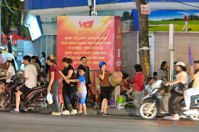 Tại khu vực trung tâm Thủ đô, từng nhóm gia đình, bạn trẻ, người lớn tuổi mang theo ghế nhựa, bạt trải, áo mưa để giữ chỗ. Không ít em nhỏ được cha mẹ cho đi cùng, trong ánh mắt háo hức, chờ đợi sự kiện đặc biệt chỉ có vài năm mới diễn ra một lần. kto-br_18-2.jpg