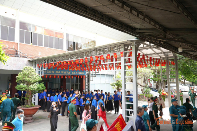 Khung cảnh rộn ràng cờ hoa, vòng tay chào đón của đồng đội và người dân khi tàu SE63 cập ga. kto-br_49-9.jpg