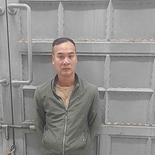 Đối tượng Huỳnh Văn Thương sau khi bị Công an Lâm Đồng bắt giữ. Ảnh: Hoàng Long truy20na.jpg