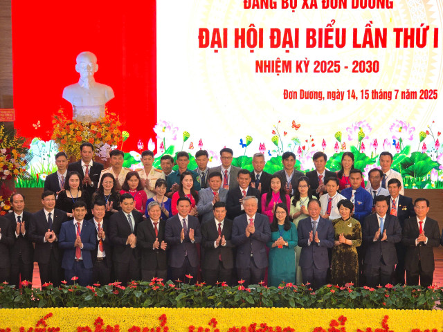Phó Thủ tướng Thường trực Nguyễn Hòa Bình chụp ảnh lưu niệm với Ban Chấp hành Đảng bộ xã Đơn Dương sau thành công của Đại hội lần thứ nhất. 7.jpg