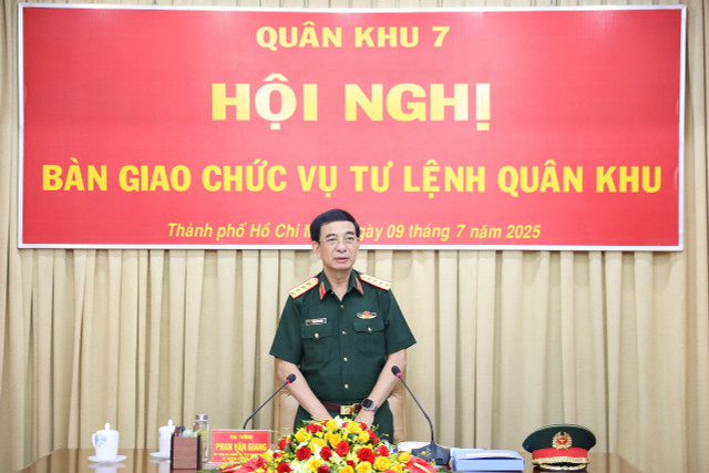 Đại tướng Phan Văn Giang, Ủy viên Bộ Chính trị, Bộ trưởng Bộ Quốc phòng, đã chủ trì Hội nghị bàn giao chức vụ Tư lệnh Quân khu 7. 3.jpg