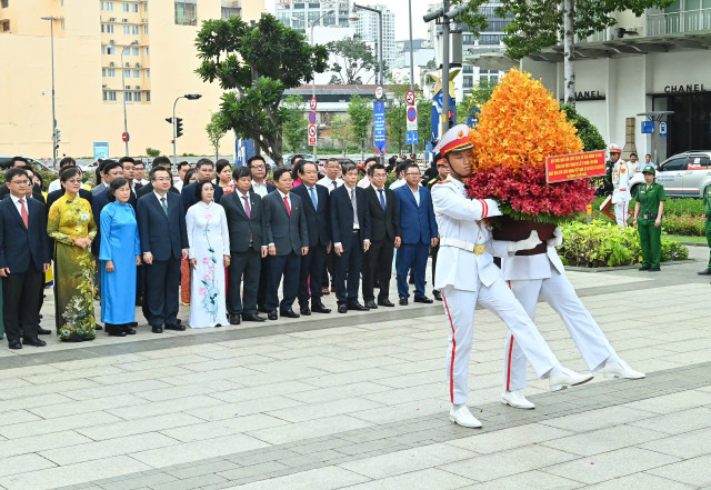 Đoàn đại biểu dâng hoa tưởng nhớ Chủ tịch Hồ Chí Minh nhân kỷ niệm 100 năm Ngày Báo chí Cách mạng Việt Nam. Ảnh: VIỆT DŨNG img-6461-3433-8046jpeg.jpg